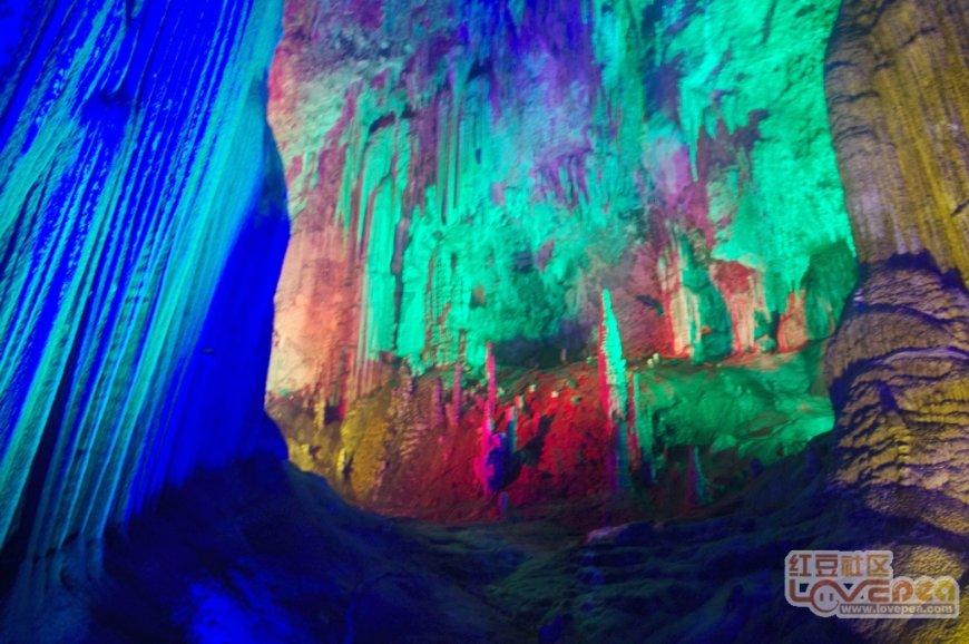 柳岩酷炫黑西装造型 亲近自然享受新疆美景